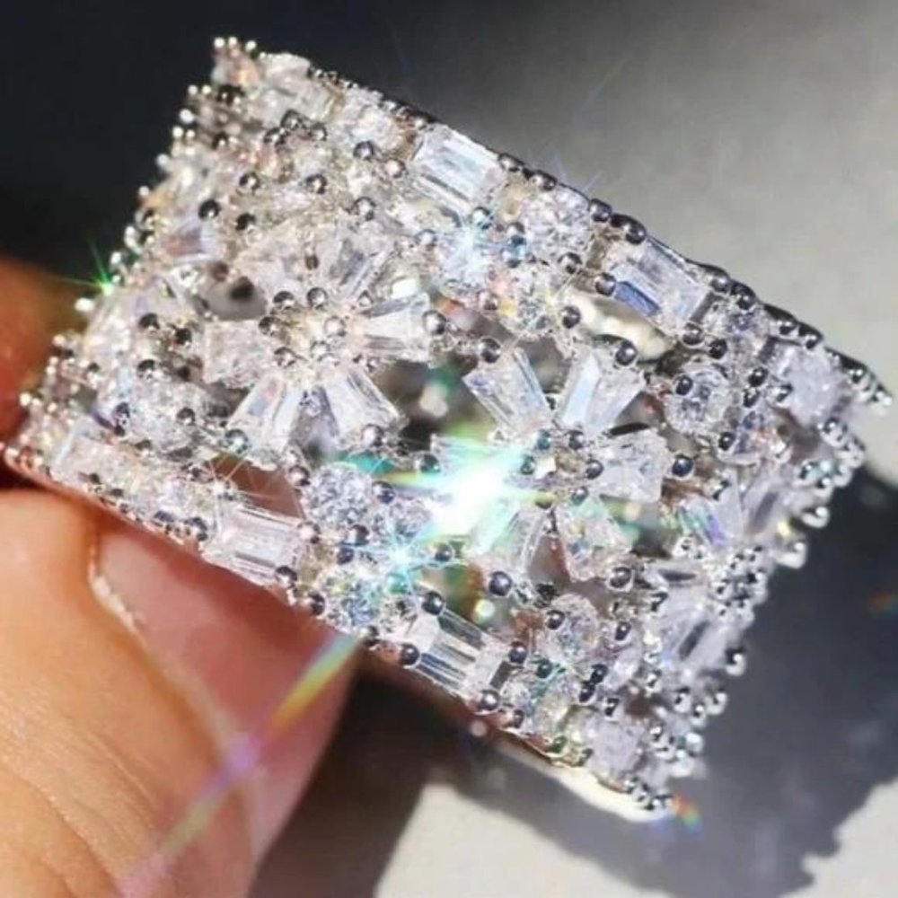 NEW 18 CT 925 STERLING SILVER DIAMOND RING, BEAUTIFUL RING, SHINY RING.